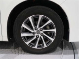 アルミホイールを装備、タイヤサイズは225/60R17です。