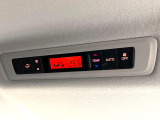 【リアオートエアコン】広い後部座席には必須の機能!風量や温度を自動で調整し前席と同様な車内環境にしてくれるリアオートエアコンを装備。夏の暑さも冬の寒さもストレスなく快適にお過ごしいただけます♪
