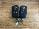 【スマートキー】 スマートキーを携帯していれば、ドアハンドルのボタンを押してロックの解除ができ、パワースライドドア(左側)もワンタッチで開閉できます。