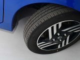 純正アルミホイールです。スチールホイールよりも軽いので燃費も向上します。タイヤの残り溝は御来店時にご確認下さい。