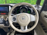 インテリアに合わせたデザインのステアリングは、運転される方のことも考え、運転しやすい形状、大きさです。是非一度、実際に触ってお確かめください。