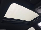 【サンルーフ】開放感たっぷりの希少装備、サンルーフが装着されています!車内に明かりを取り入れたり景色を楽しむ以外にも、車内の空気も簡単に換気できて快適です!
