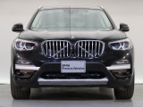【キドニーグリル】BMWの代名詞。一目見ただけでBMWであると認識できる確固たるアイコンとして存在感を放ちます。