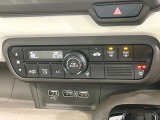 【オートエアコン】一度お好みの温度に設定すれば、車内の温度を検知し風量や温度を自動で調整。暑い&hellip;寒い&hellip;と何度もスイッチ操作をする必要はありません。快適な車内空間には必須の機能ですね♪