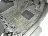 フロアマットも綺麗にクリーニングされています。