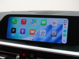 【アップルカープレイ】iPhoneがBMW車両とワイヤレスで接続されます。Apple CarPlayでは、オーディオストリーミングやメッセージングアプリがディスプレイに表示されます。