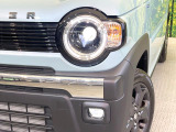 【LEDヘッドライト】悪天候や夜間走行時も良好な視界を確保し安心して運転できる高輝度LEDヘッドライトを装備!点灯速度が早く、消費電力も抑えられています。