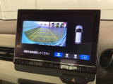 リバースギアに入れるだけで後方の表示へ切り替わります。夜間や雨の日の駐車も楽になりますよ。