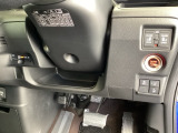 左側に高速で便利なETCがあり、また、便利な電動スライドドア、横滑りを防ぐVSAなどのスイッチは、運転席の右側、手の届きやすい位置にあります。