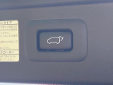 【パワーバックドア】スマートキーや運転席のボタンを押すだけでリアゲートが自動で開閉します!荷物を持っている時や、高い位置にあるバックドアを閉める際に便利な機能です♪
