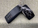 手荷物が多いときでも、スマートキーをバッグやポケットに携帯していれば、キーを取り出すことなくドアの解錠・施錠ができます。リモコンエンジンスターター付き!