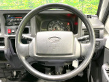 インテリアに合わせたデザインのステアリングは、運転される方のことも考え、運転しやすい形状、大きさです。是非一度、実際に触ってお確かめください。