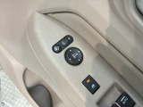 狭い駐車場で便利な電動格納ドアミラーが付いています。