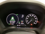 ハイブリット車専用のメーターです。右側の大型スピードメーターに加え、ステアリングスイッチを使って左のマルチインフォメーション・ディスプレイで燃費や動力伝達などの情報が見れるようになっています。