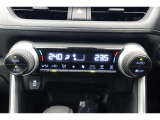 ★運転席と助手席でそれぞれお好みに合わせて温度設定が行えるフルオートエアコンです。外気温や室温、日射量を感知し、吹き出し温度、風量を緻密に制御します