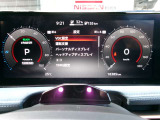 右側に大きく見やすいスピードメータ-中央ディスプレイには運転支援システム等を表示