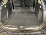 後席背もたれを倒せばちょっと大きめの荷物や長いものを積みたい時に便利です。