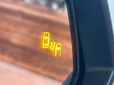 【ブラインドスポットモニター】走行中、ドアミラーの死角になりやすい箇所に後続車が接近するとサイドミラーのレンズに警告を表示!ドライバーに注意喚起をしてくれます。