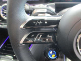 ハンドルスイッチ(左)は、運転中に手を離さずナビ画面を安全に操作できます。