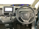 【ハンドル】運転にかかわる様々な操作を安全に行えるように視点移動が少なく操作性に配慮されたスイッチ類が凝縮されたコックピットです。