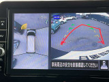 アラウンドビューモニター搭載。上から見下ろしたように液晶に映るのでスムーズな駐車をサポートします。