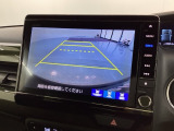 リバースギアに入れるだけで後方の表示へ切り替わります。夜間や雨の日の駐車も楽になりますよ。