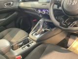 運転席周辺のスマートなレイアウトが、操作のしやすさを実現。快適なドライブをサポートします。