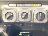 寒い冬も暑い夏も全席に快適な空調を届けてくれる、ダイヤル式エアコンを装備♪