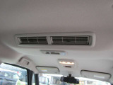 天井中央にはエアコン機能のないファンが付いていますファンを回すことで車内の空気を循環してくれます