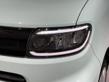 LEDヘッドライトは、点灯の瞬間から最大光量を発揮し、突然暗くなるトンネルなどでの安定感を高めます。
