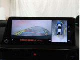 【パノラマモニター】に搭載した4つのカメラにより、車を真上から見ているような映像を表示。運転席から確認しにくい車両周囲の状況を把握できます。
