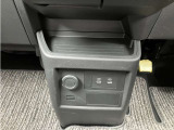 小物置きや、シガーソケット、USB電源Type Cが前席中央にあり、便利に使えます☆