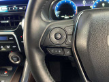 運転中、オーディオの操作をしてて、ハッとしたことはありませんか?ステアリングスイッチは、運転中でもハンドルでオーディオの操作が可能です。安全なドライブをサポートします。
