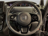 運転にかかわる様々な操作を安全に行えるように視点移動が少なく操作性に配慮されたスイッチ類が凝縮されたコクピットです。