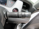 オートヘッドライト標準装備です。車外の明るさに応じて自動的にヘッドライトの点灯・消灯をしてくれます。トンネルの出入り口などで活躍してくれます。