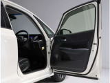 運転席・助手席ドアは開口範囲が広く、とても乗りやすいですよ!収納スペースもあります!