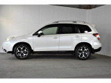 スバルの4WD(AWD)は直進安定性に優れ、日常走行から高速走行まで、さまざまなシーンで安心感に満ちた走りが愉しめます。それは悪路や泥道など左右のタイヤの路面状況が異なるシーンでも変わりません。