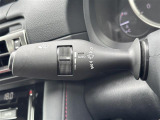 【オートワイパー(AUTO)】雨が降り出した時に、雨滴検出用センサー(レインセンサー)が雨滴を感知すると、自動でワイパーが動作します。