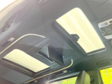 【サンルーフ】開放感たっぷりの希少装備、サンルーフが装着されています!車内に明かりを取り入れたり景色を楽しむ以外にも、車内の空気も簡単に換気できて快適です!