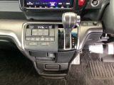 足元スッキリ、インパネシフトです。パーキングブレーキはフットブレーキタイプなので、運転席と助手席の間がスッキリしています。