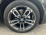 【BMWアロイホイル】軽量かつ強度に拘ったアロイホイル。走行性能ポテンシャルを引き出す設計。車の足元を引き締めてくれる大きなポイントはアロイホイルです。