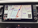ダッシュボードに配置された液晶ディスプレイは、現在地やオーディオの情報を一目で確認できる役割を担います。