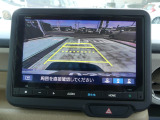 リアカメラが装備されており、後方の安全確認はもちろんのこと狭い場所での駐車や雨の日・夜間など視界の悪いコンディションでのストレスの軽減にもなります。