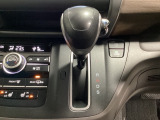 CVT車のセレクトレバーです。低速から高速まで、変速ショックのないスムーズな走りを実現するとともに、エンジン効率のよい領域を維持することで燃費にも貢献します。