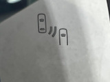 【ブラインドスポットモニター】走行中、ドアミラーの死角になりやすい箇所に後続車が接近するとサイドミラーのレンズに警告を表示!ドライバーに注意喚起をしてくれます。