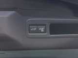 パワーバックドアです。荷物を持っていても、ボタンを押すだけで簡単に開閉ができます。
