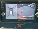 アラウンドビューモニターです。上空からお車の周りを見る感覚で表示されますので、車庫入れも簡単