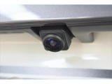 車内の人や荷物で後方視界が悪い時に、後方映像をしっかり表示。バックや駐車時も安心です。