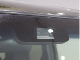 ホンダセンシング機能を支えているフロントカメラ(ドライブレコーダーではございません)!道路状況等を検知してドライバーの安全運転をサポート!※能力には限界がありますので過信せず安全運転をお願いします!