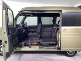 助手席側にはセンターピラーがないので、ドアを開ければ、横からでも荷物が出し入れしやすくできています。助手席も大きく前に収納することができます